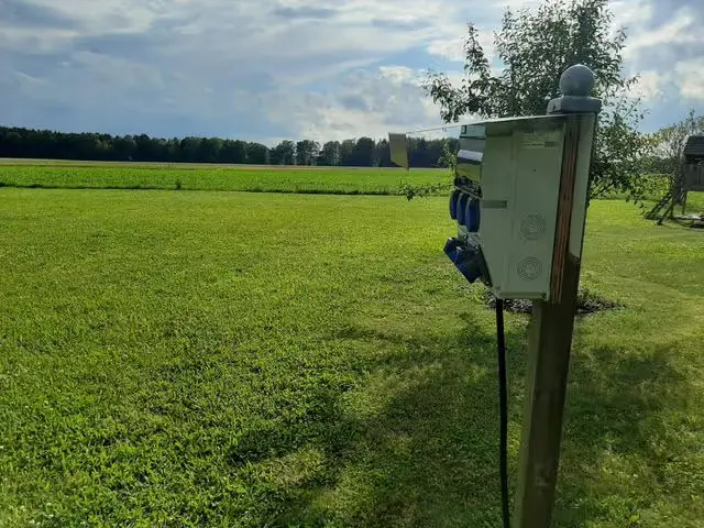 Stromverteiler mit Anschlüssen für Strom auf der grünen Wiese des Stellplatzes